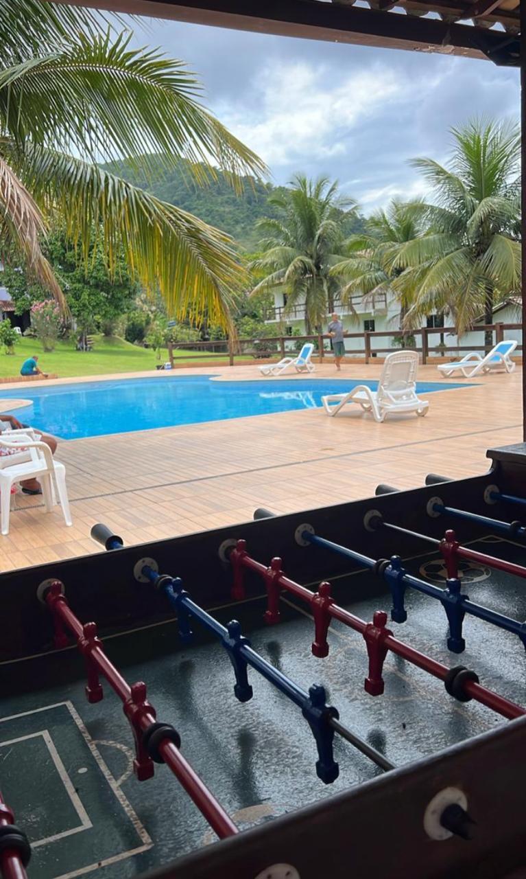Área de lazer com pebolim e piscina