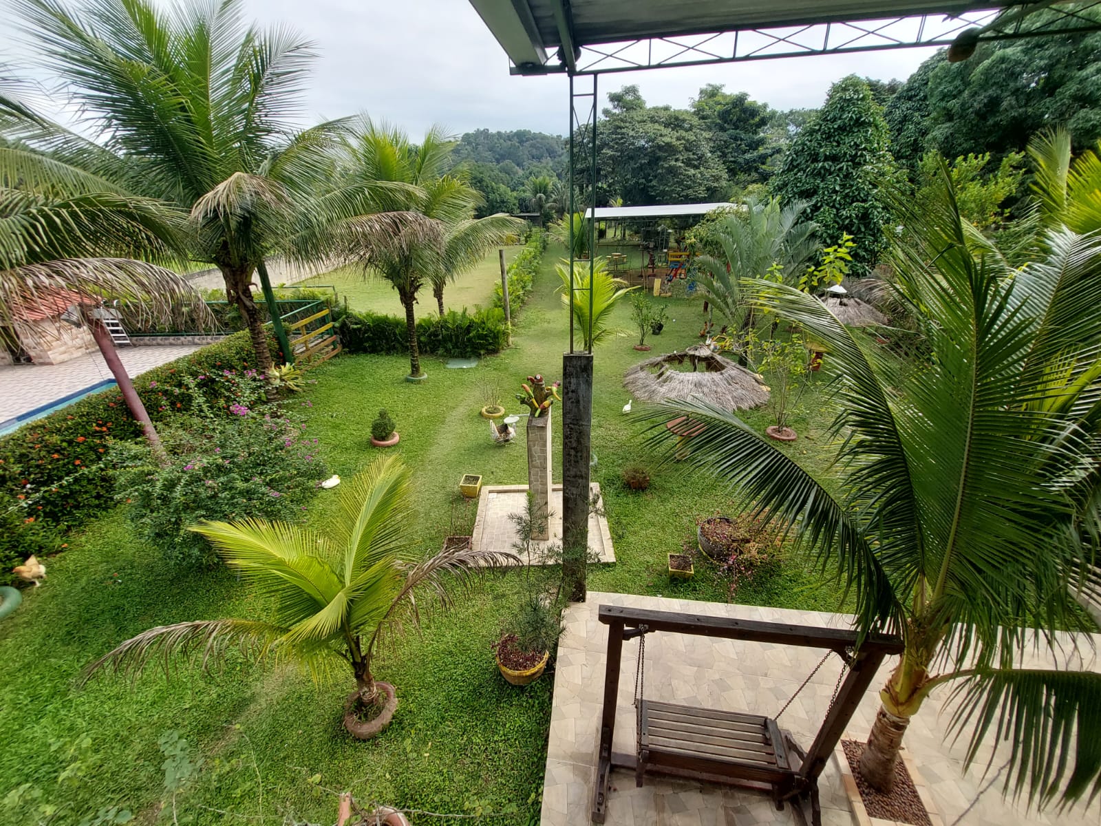 Jardim amplo com área verde