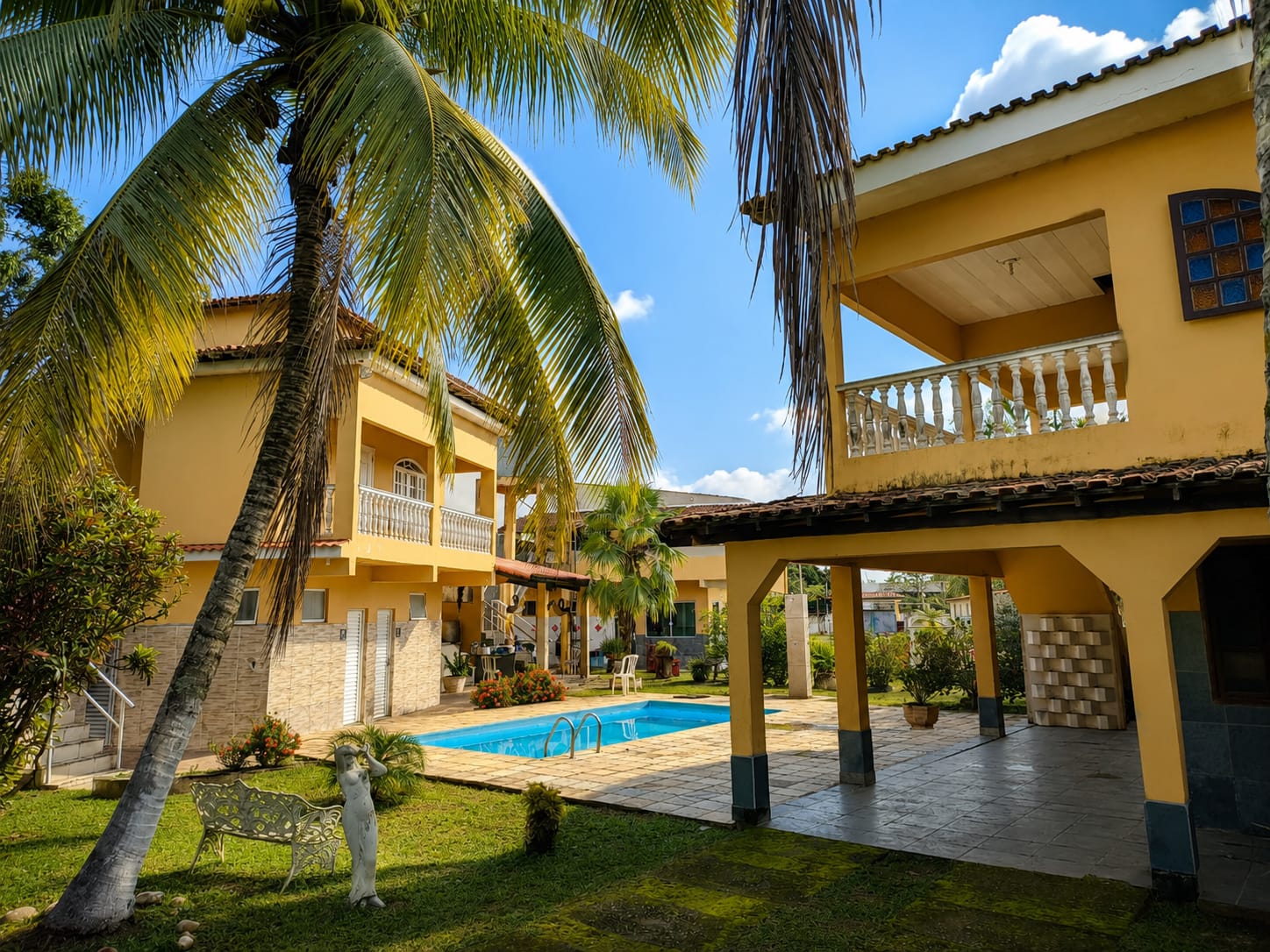 Fachada interna com piscina e jardim